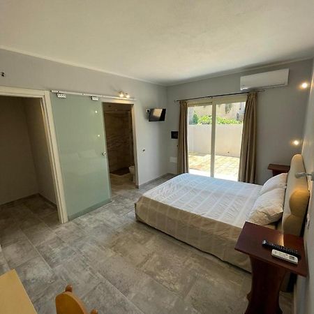 Casa Camere Pistis อัสเซมินิ ภายนอก รูปภาพ